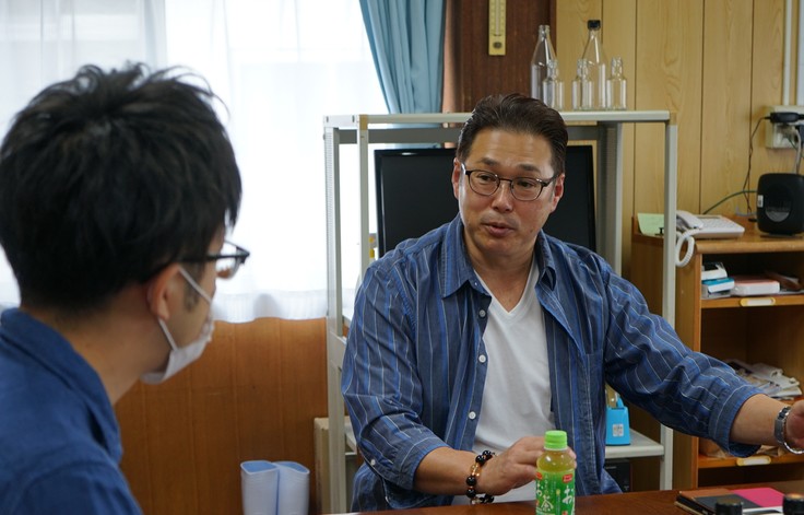 取材を受ける金澤さん（右）と、長崎新聞記者の三代さん（左）