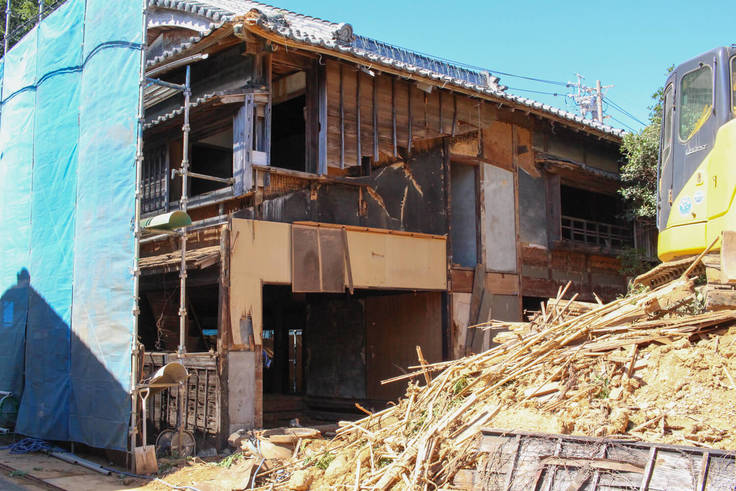 鳥羽なかまちの取り壊される空き家の様子