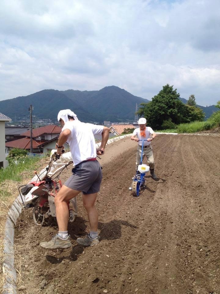 農作業風景（日本トライアスロンの父・永谷誠一氏と）