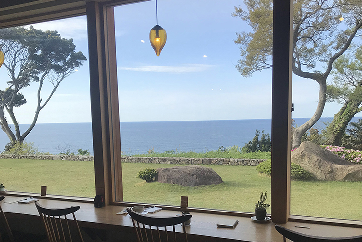 カフェ店内から