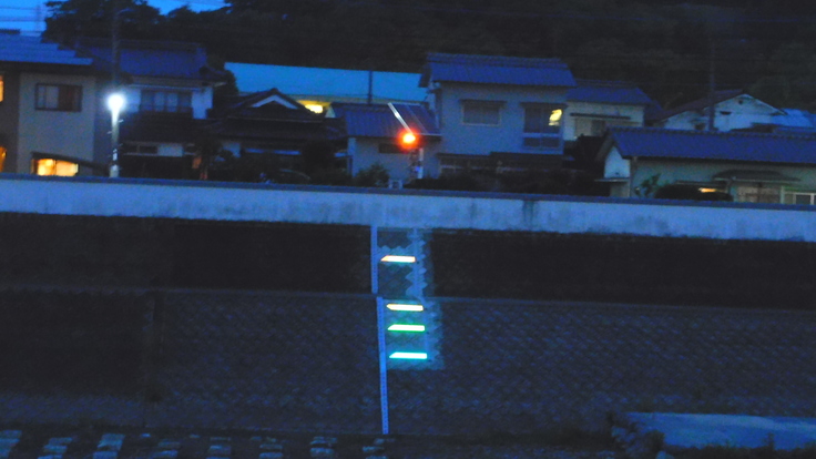 ソーラー発電型ＥＬ電光水位指示標