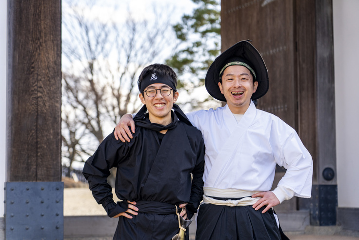 白石市地域おこし協力隊のあしがるさん(右)とニンジャくん(左)