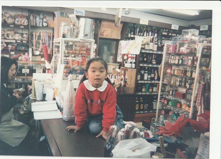 子供の頃の私と母。奥の壁には開高健さんのサインが