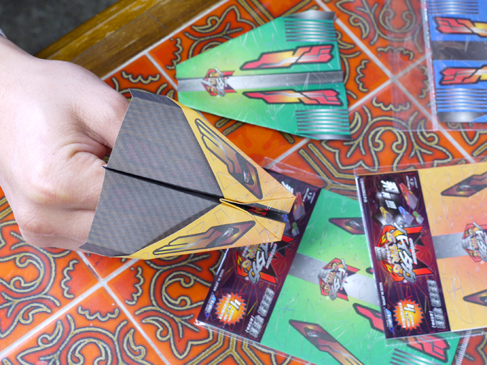 手に持った紙飛行機