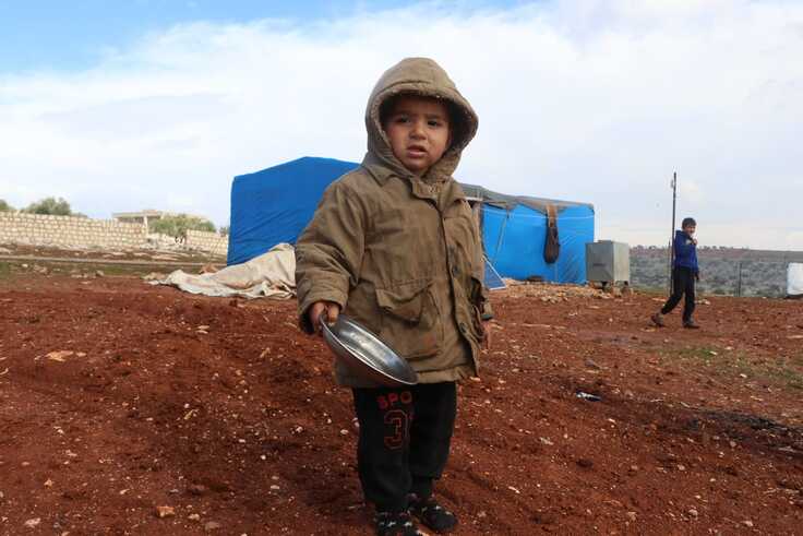 お皿を持った難民の子供