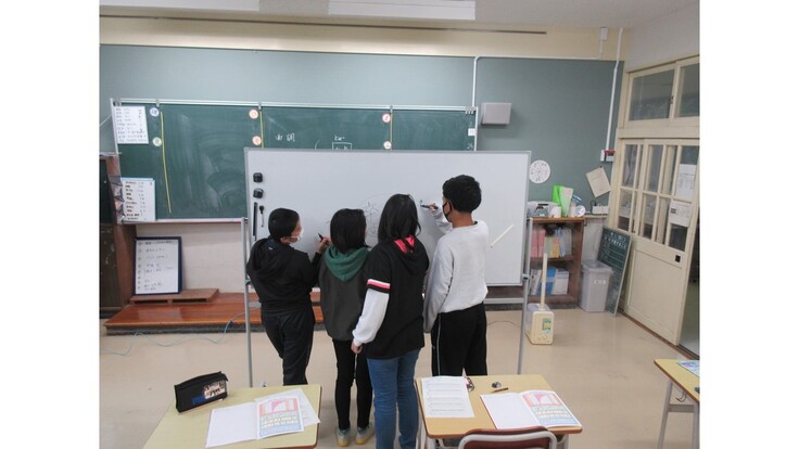 生徒さんたちがそれぞれ言葉を持ち寄り、ウェビングマップでオリジナルの歌詞を作り上げていきます。