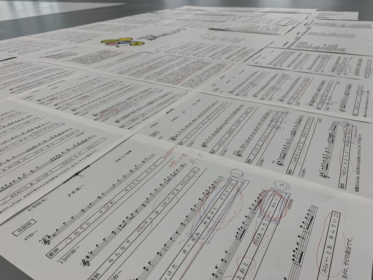 23校の卒業生がたくさんの作詞を提出してくれました。山下さんも自分の中にはこんな発想はなかったという、素晴らしい詞がいっぱいありました^^