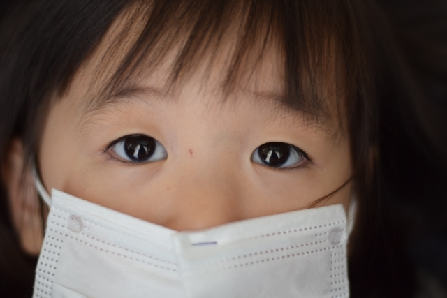 マスクをした子ども