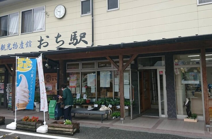 高知県越知町の観光案内所にあるカワウソフィギュア