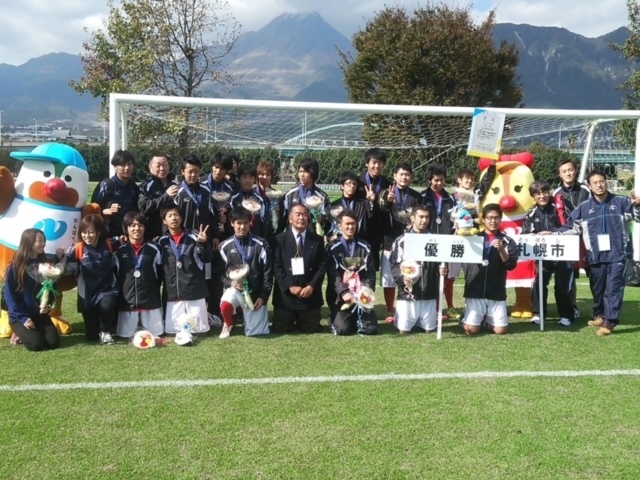 全国大会通商後の様子。中心には元国見高校の小峰監督（当時長崎県サッカー協会会長）
