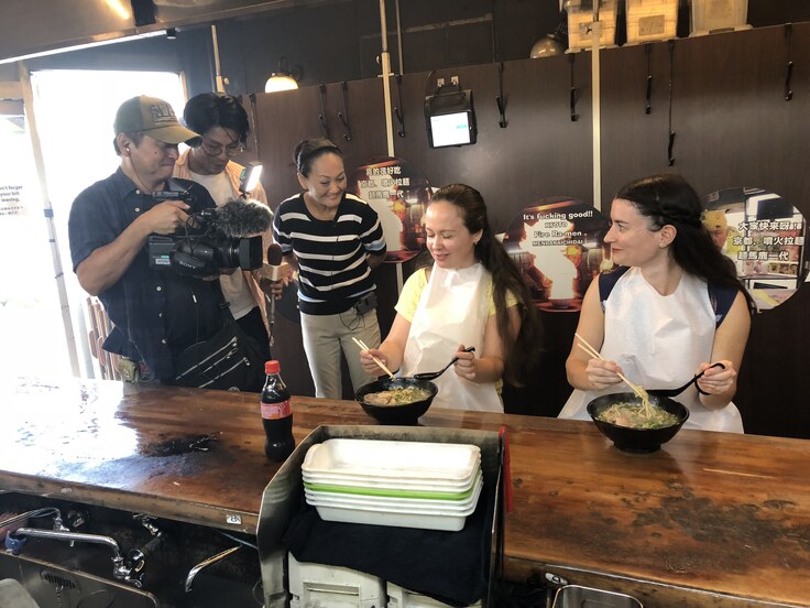 ファイヤーラーメン海外メディア取材の様子