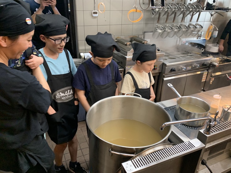 スープ寸胴の中を見せる写真