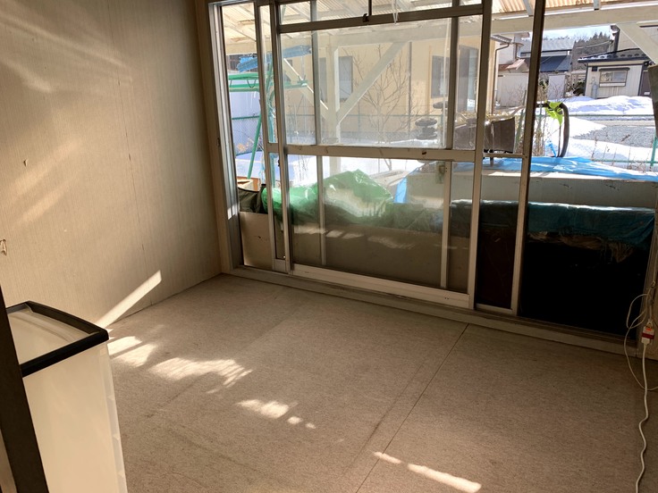 冷気の吹き込む昔ながらの大きな窓