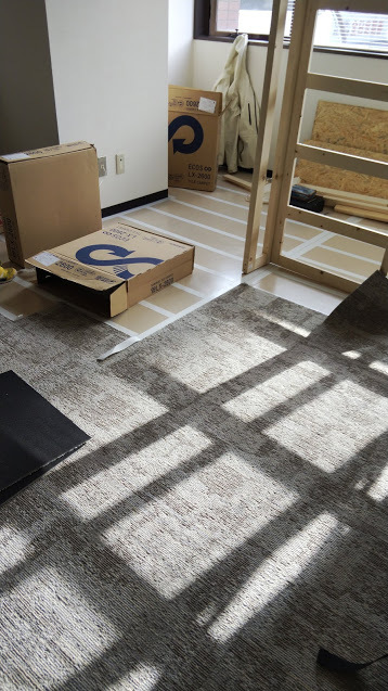 カーペット半分敷いた