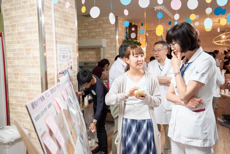 病院スタッフと学生の意見交換のイベント「アートカフェ」