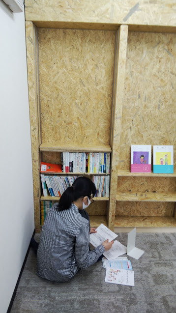 本を並べる中学生