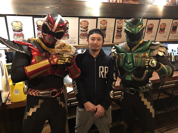 店主と秋田のご当地ヒーロー超人ネイガー