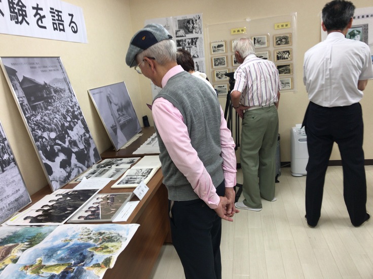 講演会会場の史料展示コーナー