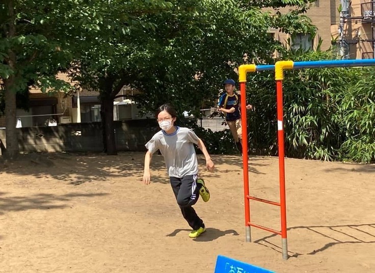 公園で遊ぶ子ども（フリースクールネモ提供）