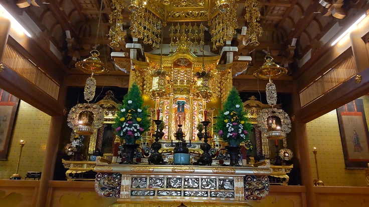 ご本尊を安置する宮殿と須弥壇