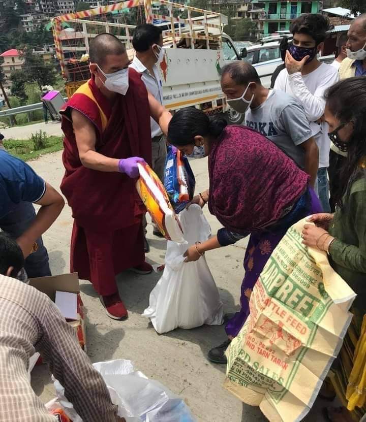 救援物資配布活動