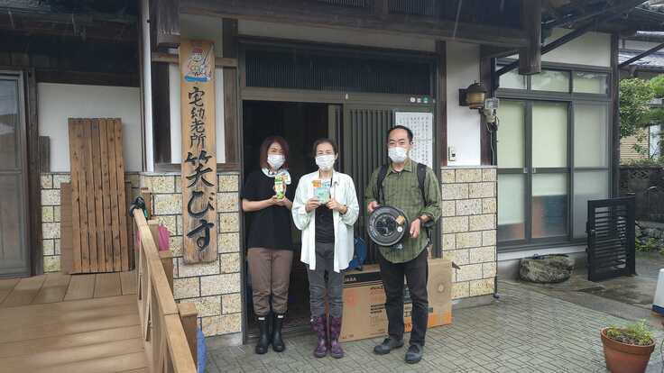 高齢者福祉施設笑びすに支援物資を届けるAAR佐賀事務所長の大室和也（右）