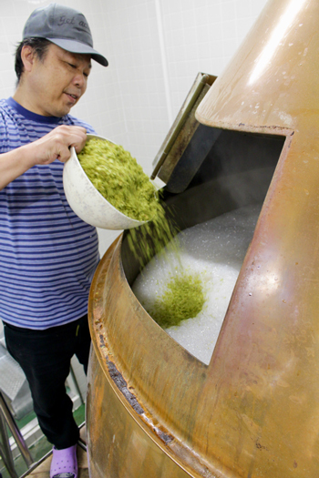 仕込みに投入する山口ヘッドブルワー