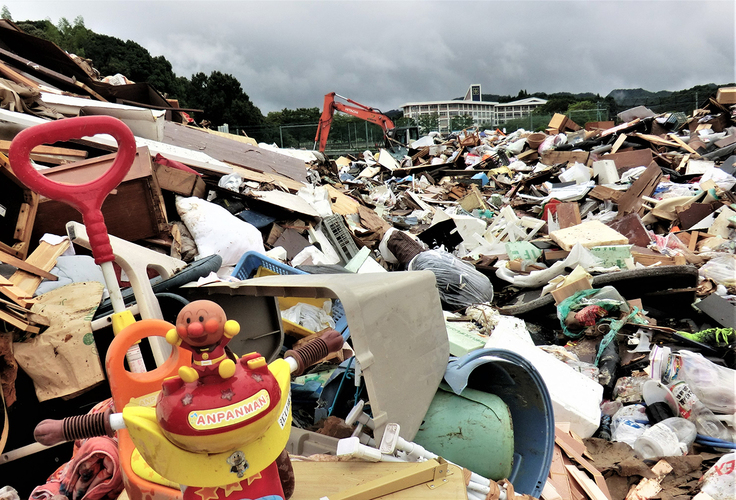 浸水被害を受けて集められた大量の廃棄物。2年前と同じ光景が繰り返されている＝佐賀県武雄市・北方運動公園で8月18日