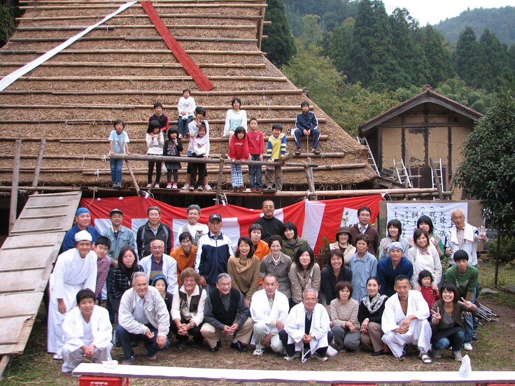 かやぶき民家の吹き上げ風景