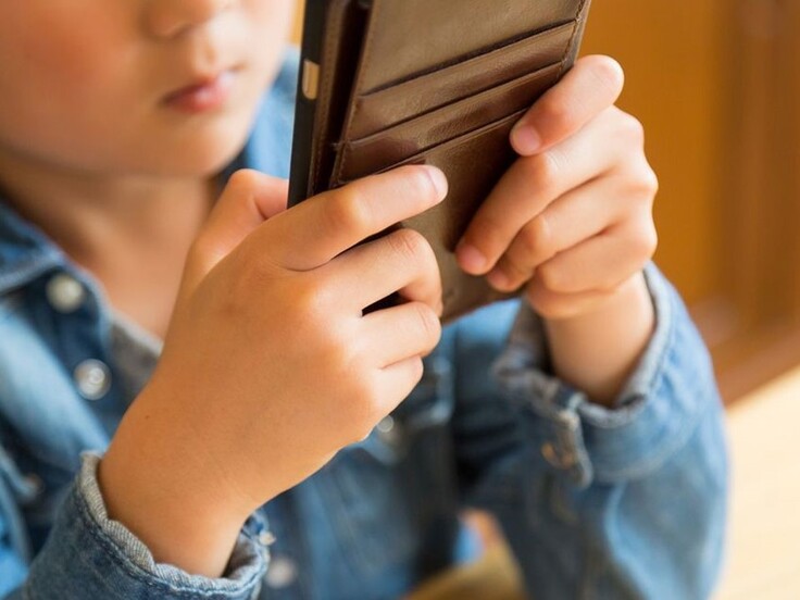 スマホでYouTubeを見るこどもの写真