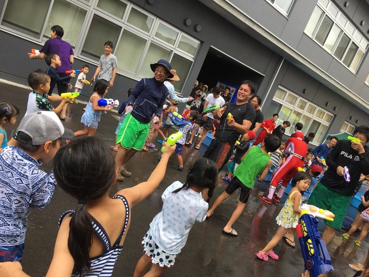 パパVS.子どもたち　水鉄砲合戦