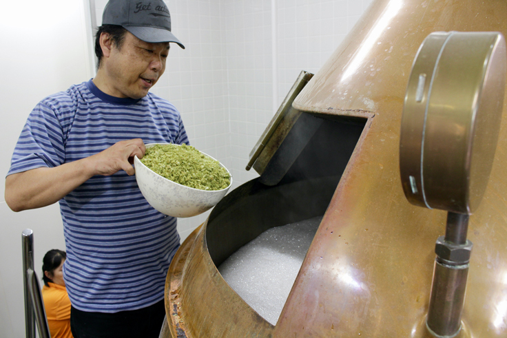 投入する山口ブルワー