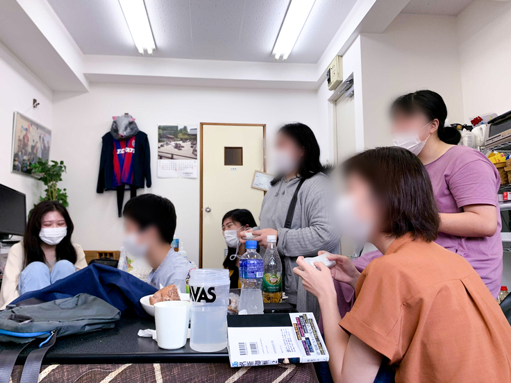 文京区本郷居場所でボランティアと一緒にテレビゲームで盛り上がる様子