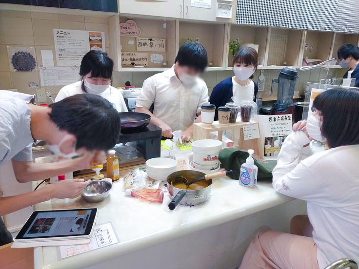文京区本郷居場所にてみんなで手分けをし料理をする様子