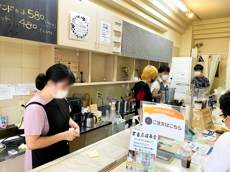 カフェ最終営業日には居場所の若者が”見習い店員”として接客を経験