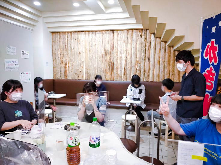 本郷居場所では狭いため階下のカフェも使って夕食タイム
