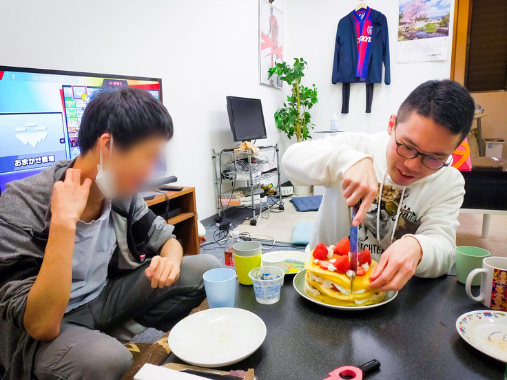 スタッフ細貝の誕生日を手作りケーキでお祝い