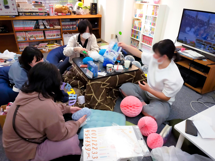 ある若者の誕生日会をみんなで準備。仲間を喜ばせるアイディアが湧いてくる