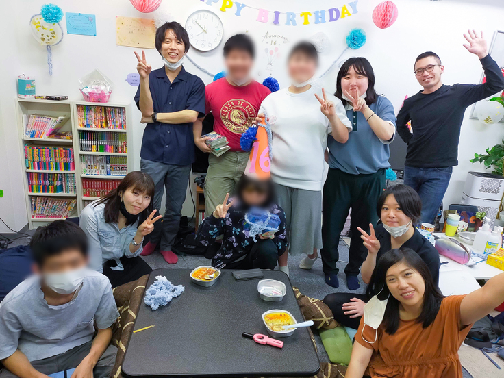 誕生日会での記念撮影