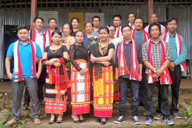 勤務先の学校スタッフたちと。二段目左端が代表実行者。