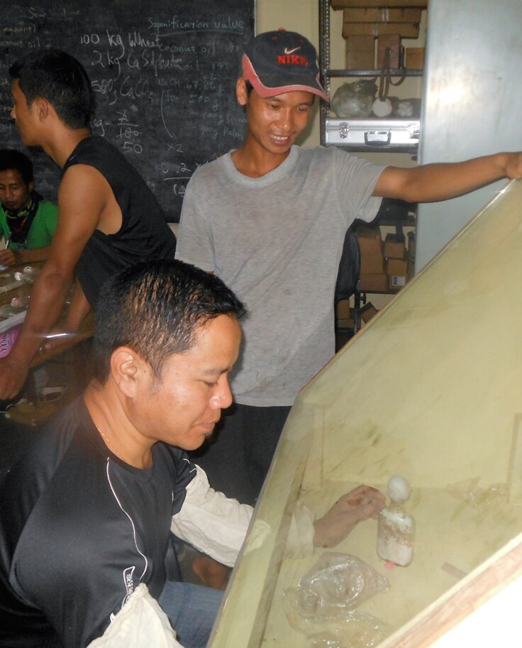 同研修中、およそ10日間の短期研修に参加したミゾラム州からの若者研修生たちと、きのこの菌床作りにも挑戦した。