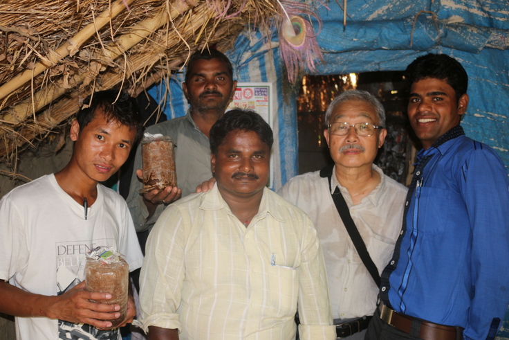 研修時代の夫、アラハバード中心地より20～30km南部のアラハバード農村にて。きのこ栽培に取り組む農家（左から2番目）、きのこ栽培事業の日本人代表者（右から2番目）と現地農業スタッフ（中央）とともに。