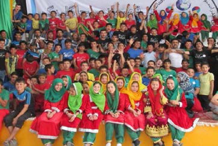 プログラムに参加している子どもたち。彼らはパフォーマーとして各地の子どもたちに教育プログラムを実施する。