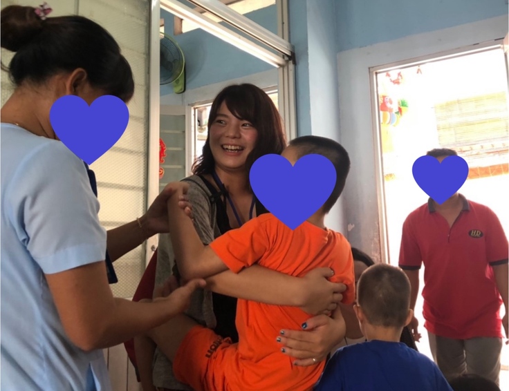 ベトナムでのボランティア中の写真です！先輩が撮ってくださいました^_^権利の関係上私以外の方のお顔を隠しています。ご了承ください。