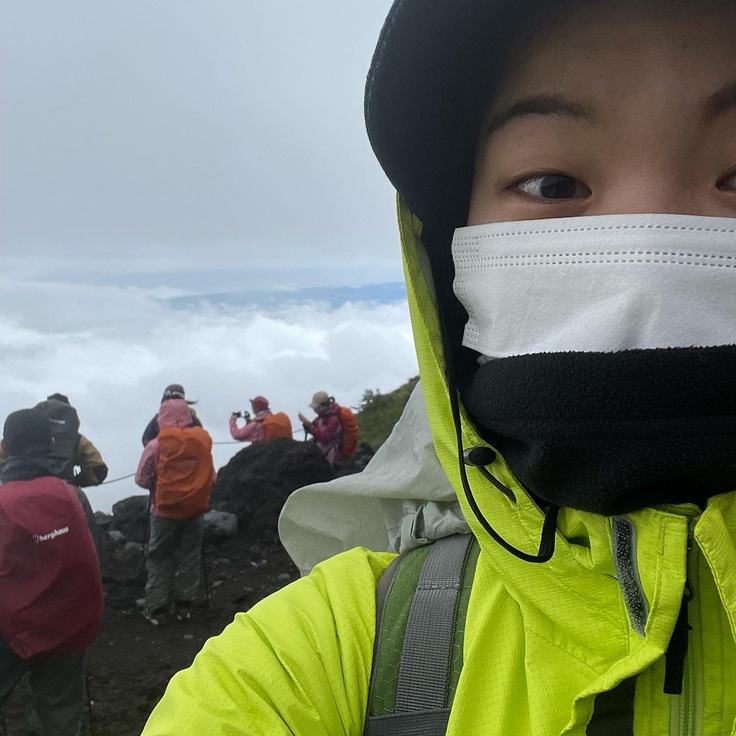 先日富士山登頂に1人で参加した様子です！頂上まで登れなかったのが悔しい！