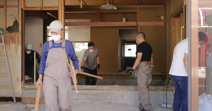 カフェ店舗部分の内部解体ワークショップの様子