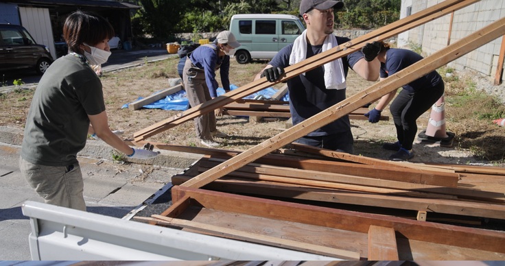 廃材をトラックに積み込む作業風景