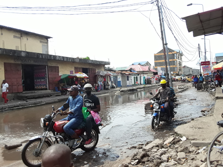 雨が降ると道路はいつも冠水状態