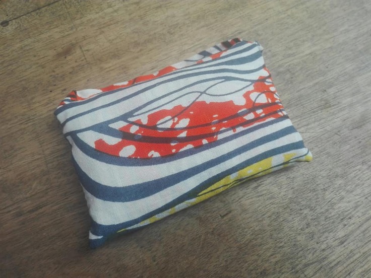 ポケットにたたんだエコバッグ