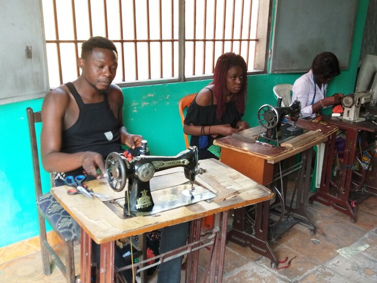 ミシン工房でバッグを作る若者たち